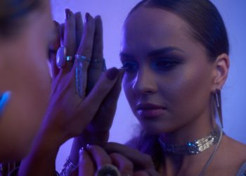 Stella Sezon – Kohaju: a sensual track about the flame of a karmic twin relationship