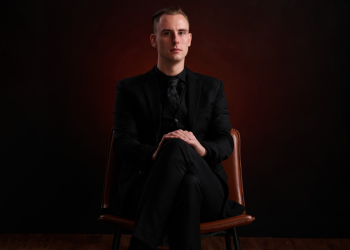 Beyond the Score: Kelly’s Hollywood (Deluxe) Masters the Art of Classical-Electronic Fusion and Sonic Experimentation Beyond the Score: Kelly’s Hollywood (Deluxe) Masters the Art of Classical-Electronic Fusion and Sonic Experimentation